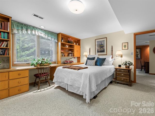 69 Forest Road, Asheville, NC 28803
