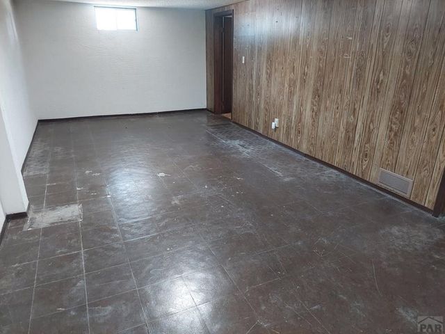 2042 S Riverview Dr, Pueblo, CO 81006