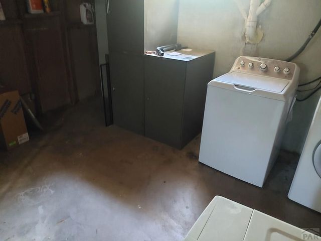 2042 S Riverview Dr, Pueblo, CO 81006