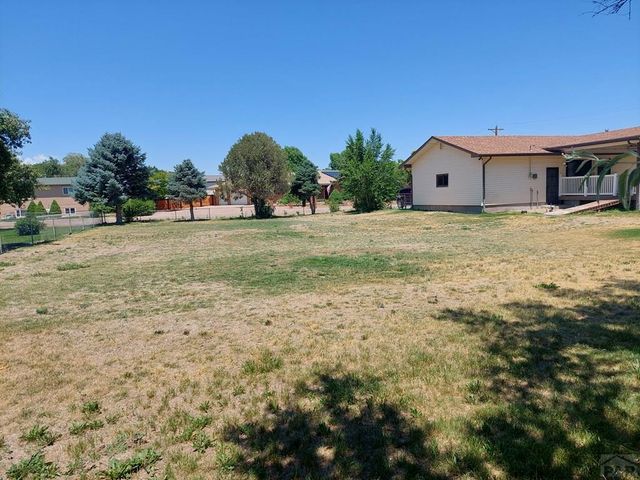 2042 S Riverview Dr, Pueblo, CO 81006