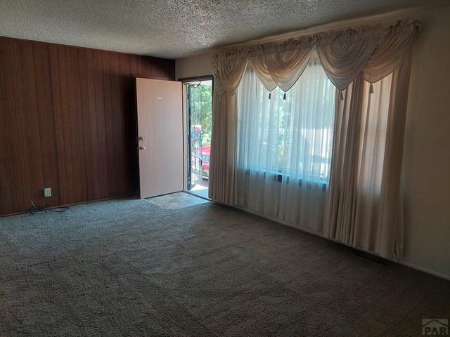 2042 S Riverview Dr, Pueblo, CO 81006