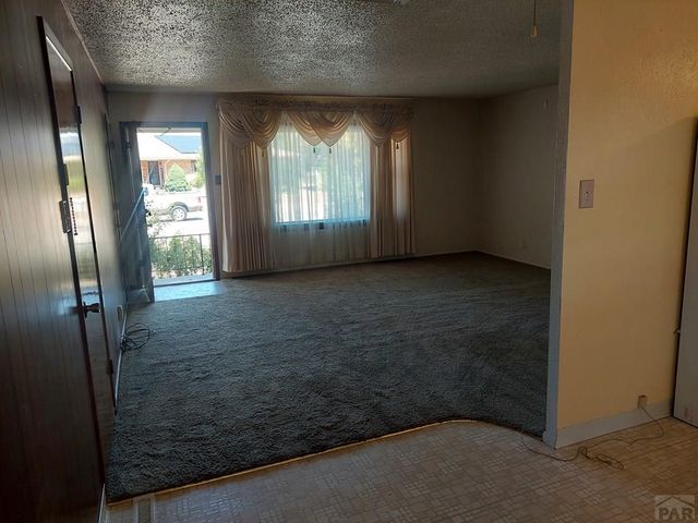 2042 S Riverview Dr, Pueblo, CO 81006