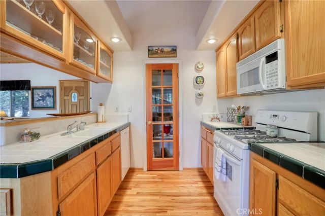 196 B, Lake Arrowhead, CA 92352