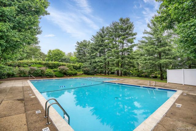 37 Fieldstone Drive E4, Hartsdale, NY 10530