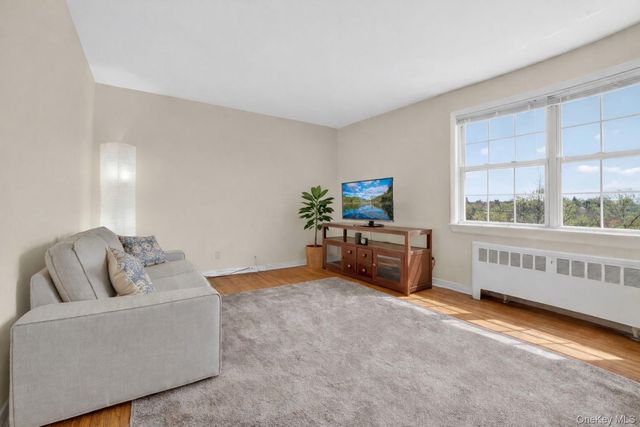 37 Fieldstone Drive E4, Hartsdale, NY 10530