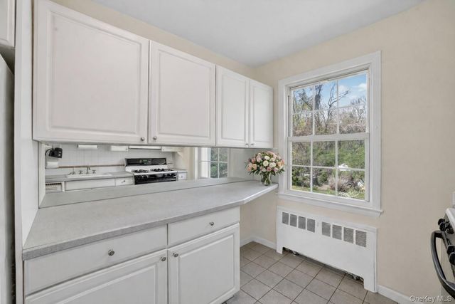 37 Fieldstone Drive E4, Hartsdale, NY 10530