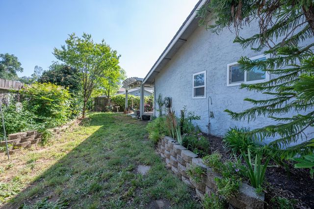 8445 Juglans Dr, Orangevale, CA 95662