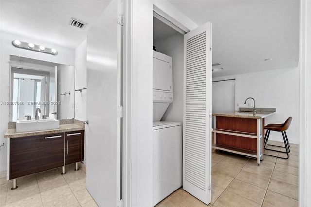 185 SW 7th St 1710, Miami, FL 33130