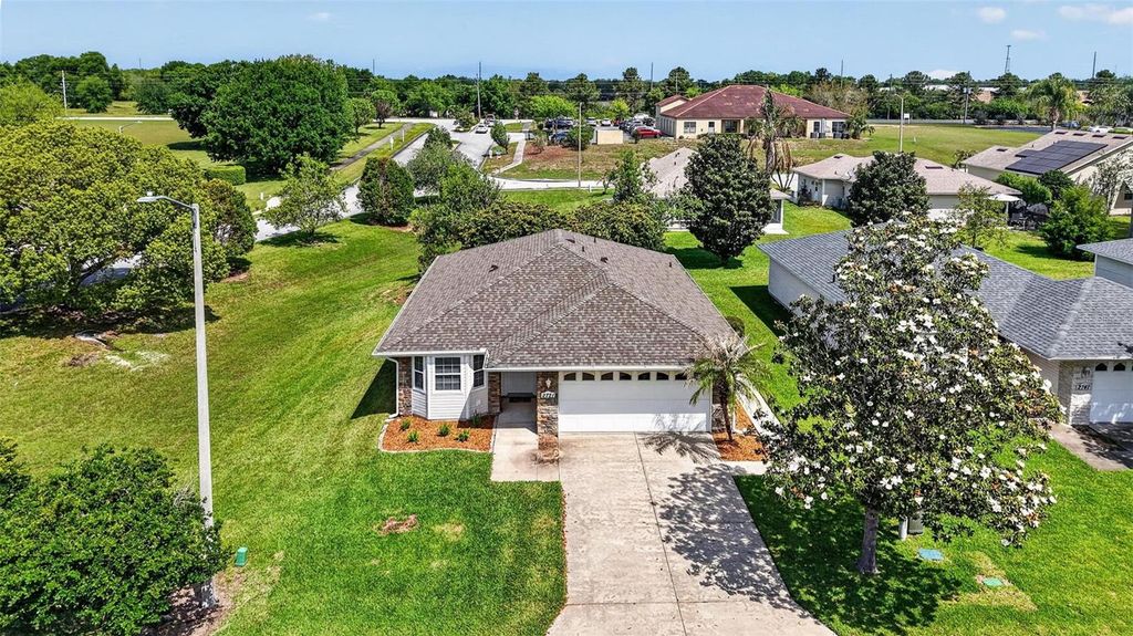 Image 3 of property listing at 2721 BAY LAGOON WAY, Tavares, FL 32778