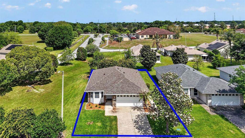 Image 4 of property listing at 2721 BAY LAGOON WAY, Tavares, FL 32778