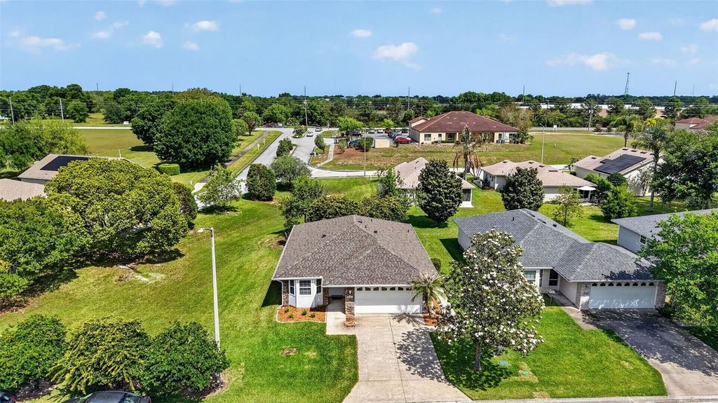 Image 5 of property listing at 2721 BAY LAGOON WAY, Tavares, FL 32778