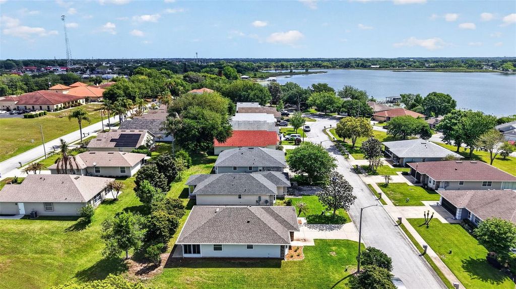 Image 6 of property listing at 2721 BAY LAGOON WAY, Tavares, FL 32778