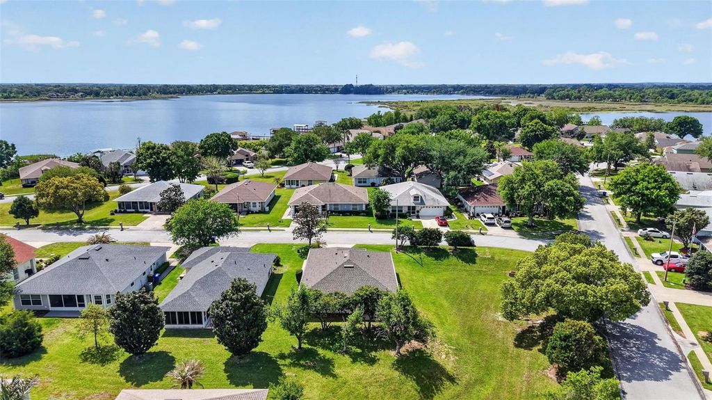 Image 9 of property listing at 2721 BAY LAGOON WAY, Tavares, FL 32778