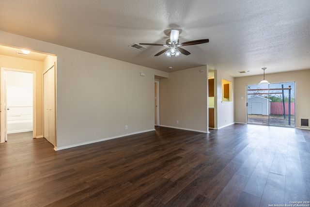 6058 Kensinger, Converse, TX 78109