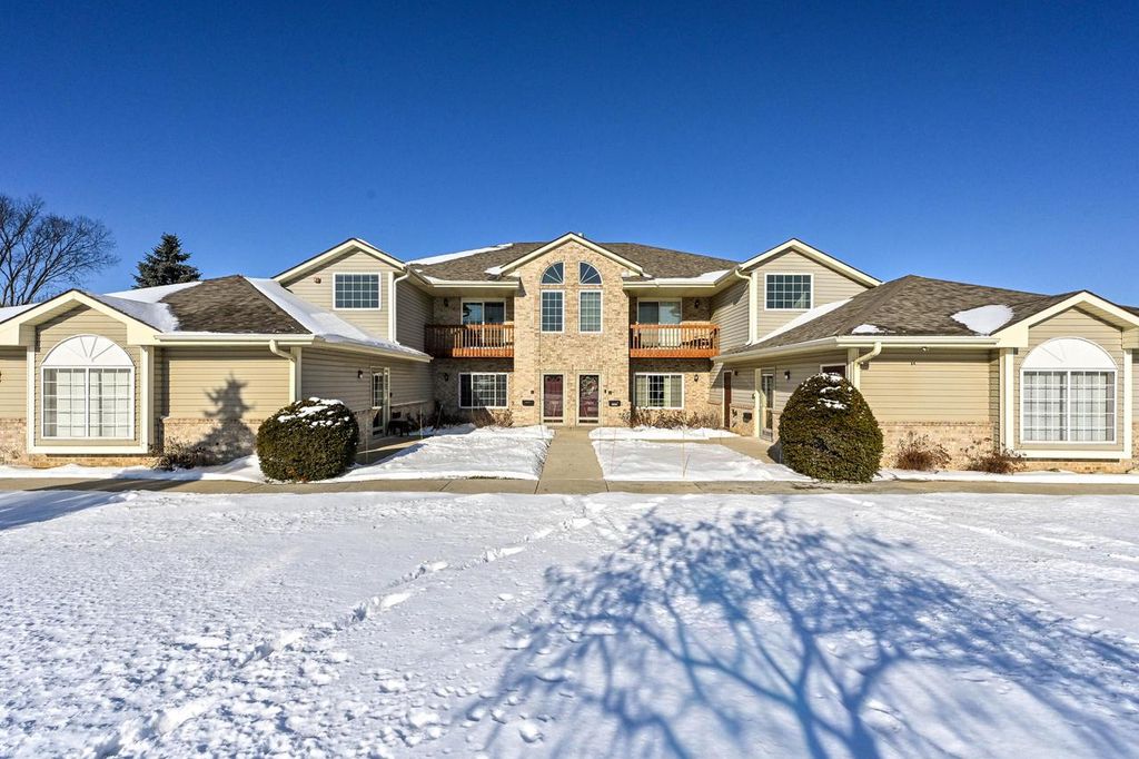 17600 W Lincoln AVENUE, New Berlin, WI 53146