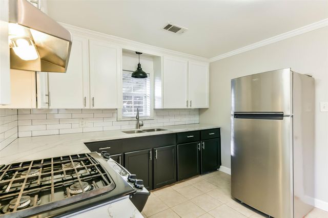 2707 Stadium Drive, Alvin, TX 77511