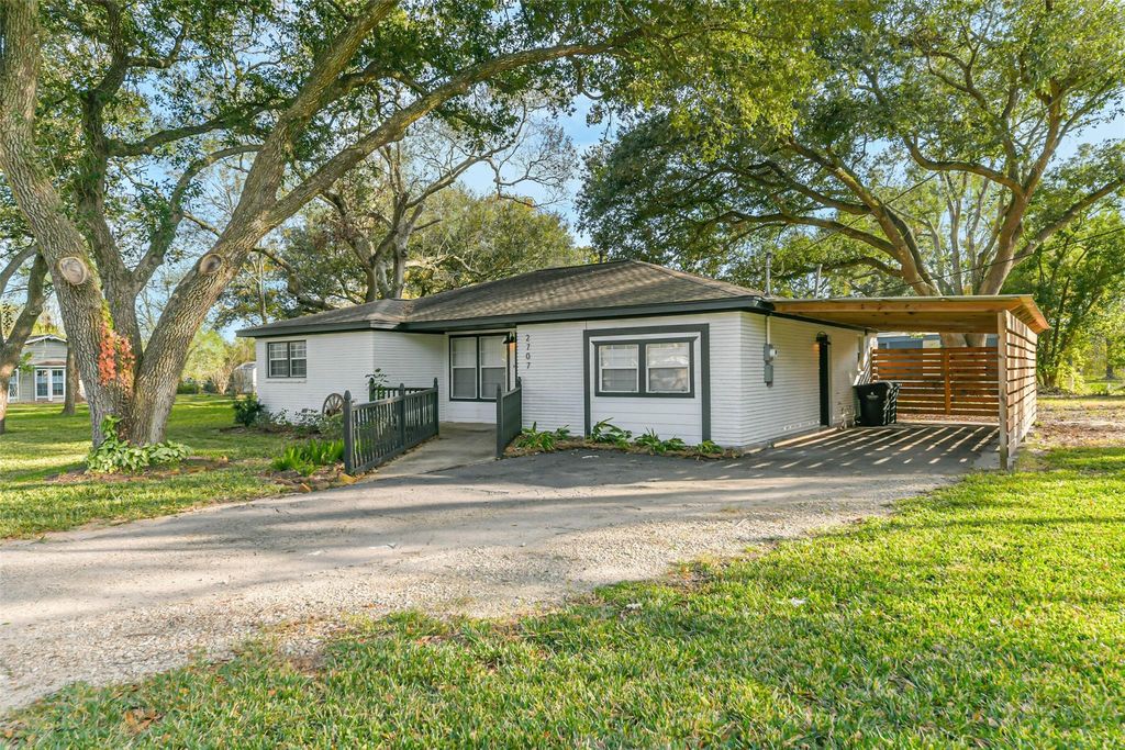 2707 Stadium Drive, Alvin, TX 77511