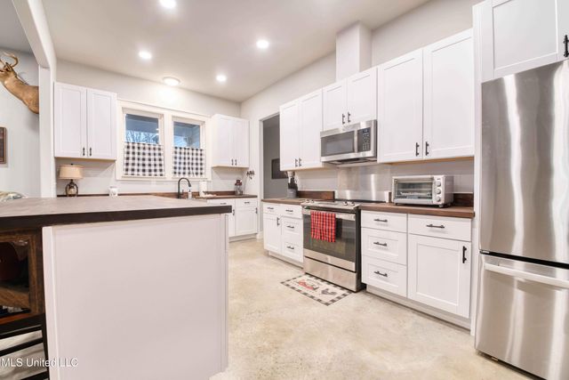 301 Summer Oaks Drive, Lamar, MS 38642