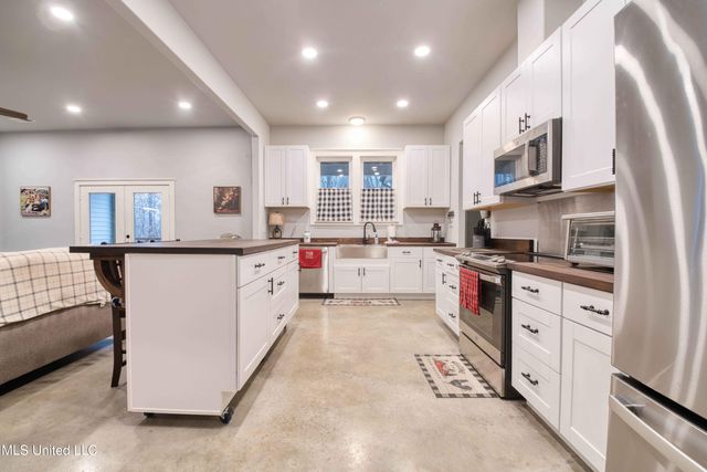 301 Summer Oaks Drive, Lamar, MS 38642