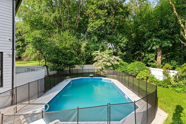 33 High Farms Road, Glen Head, NY 11545