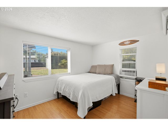 5741 Se OGDEN St, Portland, OR 97206
