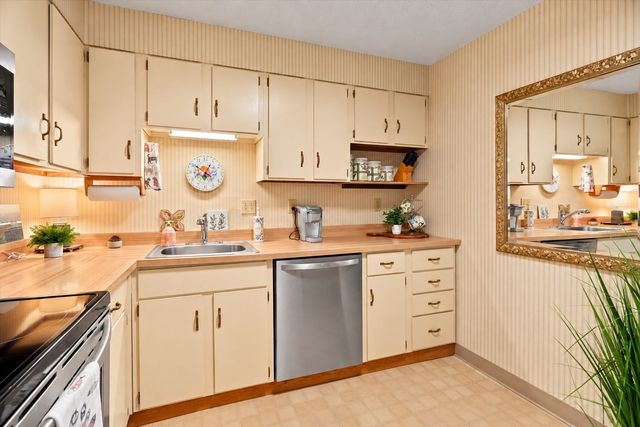 1 Summit Dr 57, Reading, MA 01867
