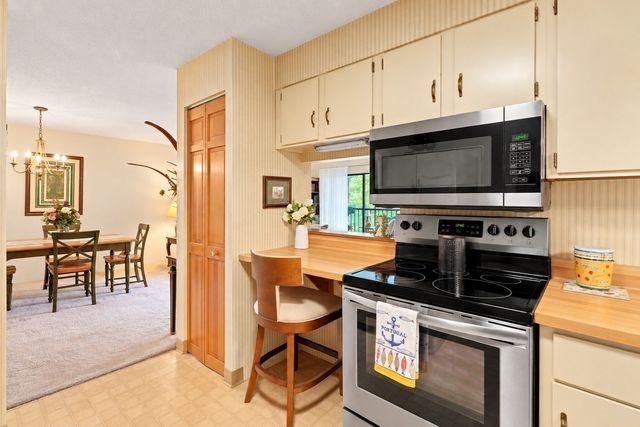 1 Summit Dr 57, Reading, MA 01867