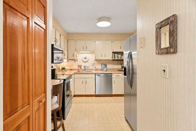 1 Summit Dr 57, Reading, MA 01867