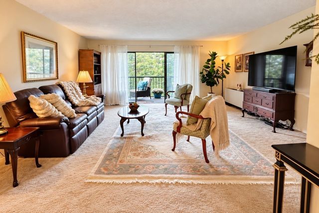 1 Summit Dr 57, Reading, MA 01867