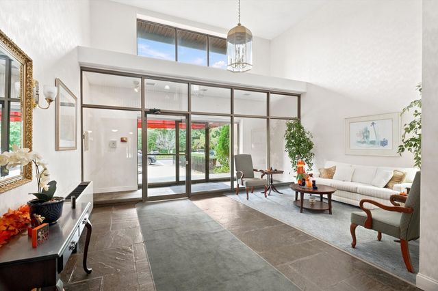 1 Summit Dr 57, Reading, MA 01867