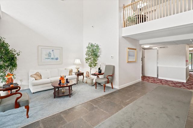1 Summit Dr 57, Reading, MA 01867