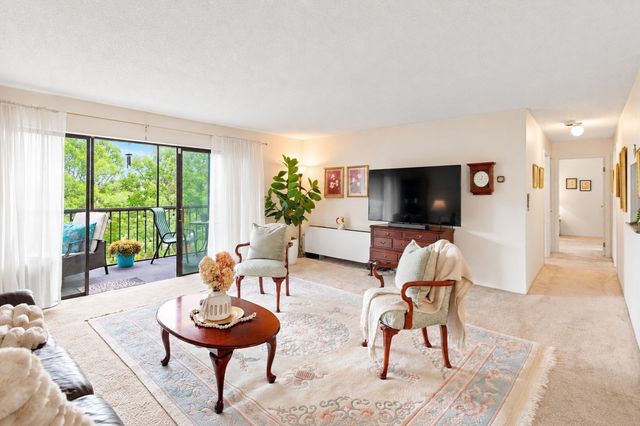1 Summit Dr 57, Reading, MA 01867
