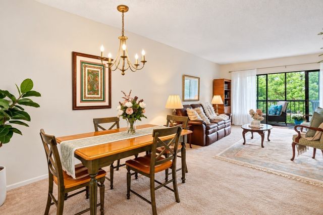 1 Summit Dr 57, Reading, MA 01867