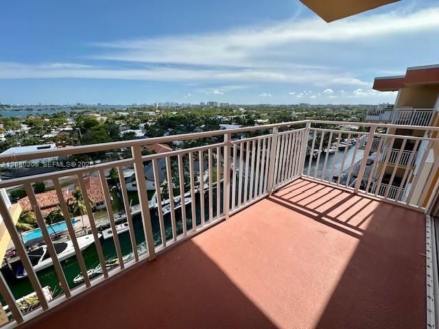 2450 NE 135th St 1005, North Miami, FL 33181