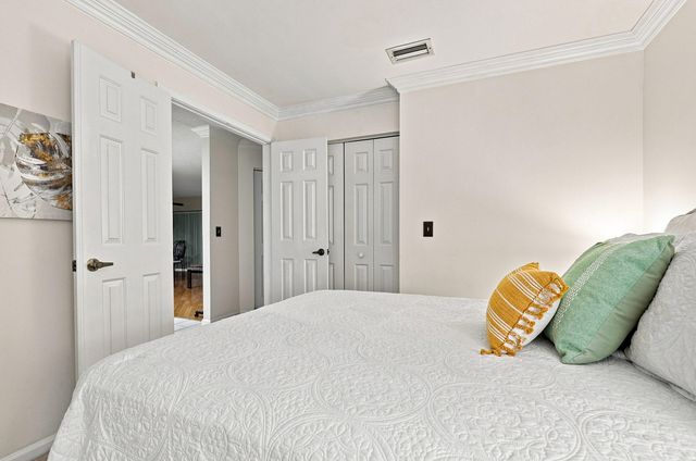 11 Lexington Lane E B, Palm Beach Gardens, FL 33418