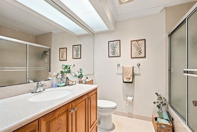 11 Lexington Lane E B, Palm Beach Gardens, FL 33418