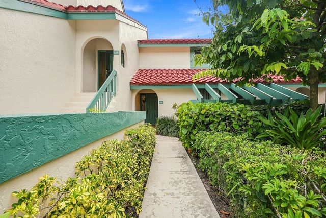 11 Lexington Lane E B, Palm Beach Gardens, FL 33418