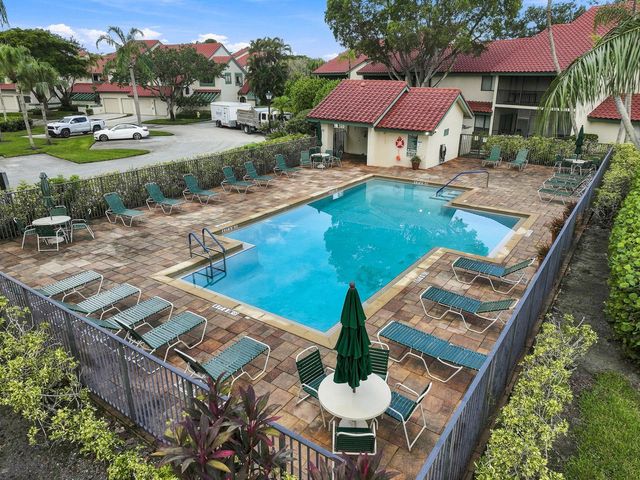 11 Lexington Lane E B, Palm Beach Gardens, FL 33418
