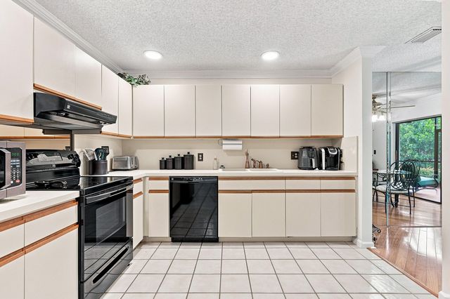 11 Lexington Lane E B, Palm Beach Gardens, FL 33418