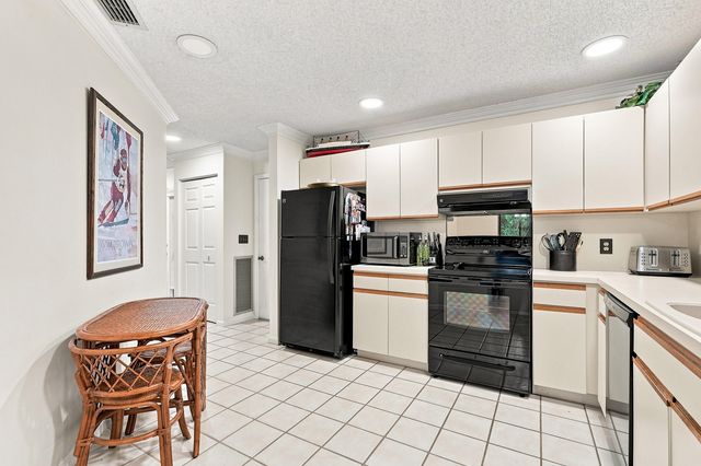 11 Lexington Lane E B, Palm Beach Gardens, FL 33418