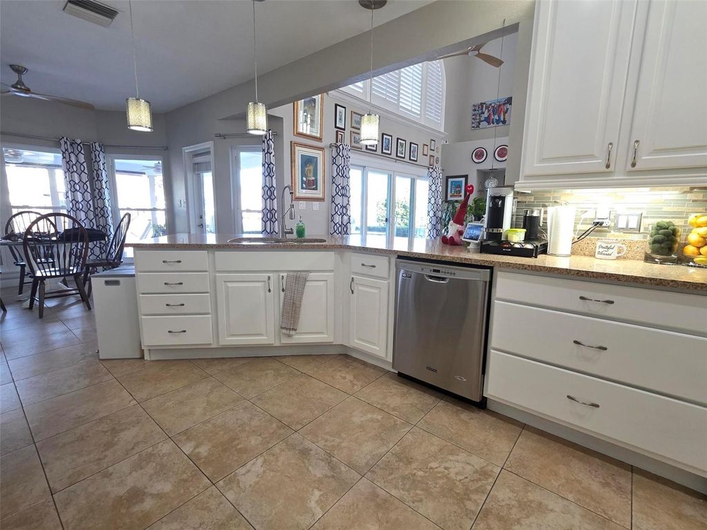 Image 14 of property listing at 218 S SHADOWBAY BOULEVARD, Longwood, FL 32779