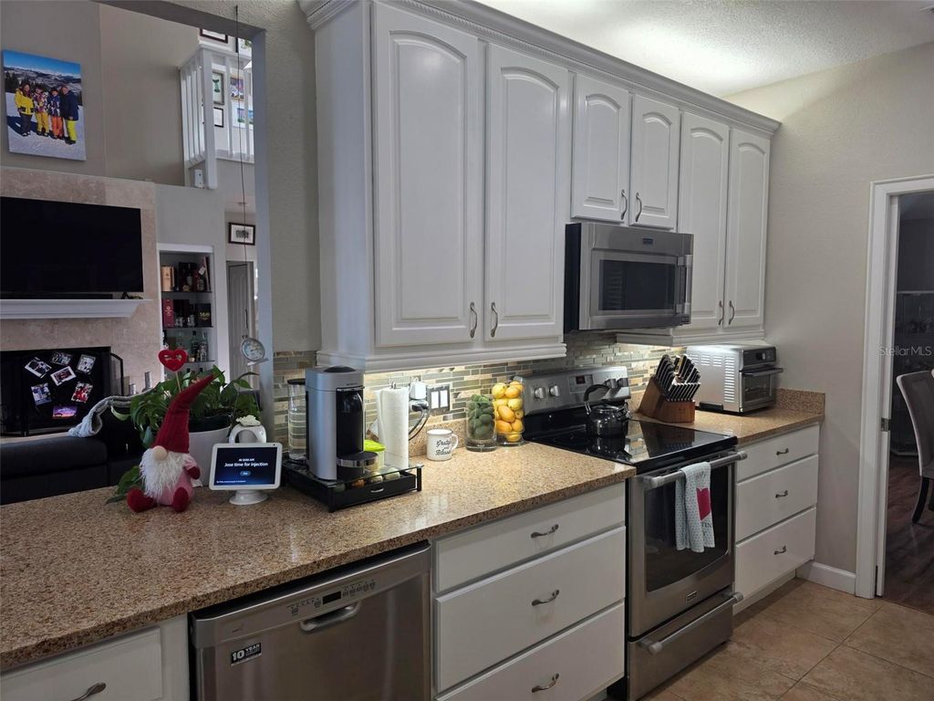 Image 15 of property listing at 218 S SHADOWBAY BOULEVARD, Longwood, FL 32779