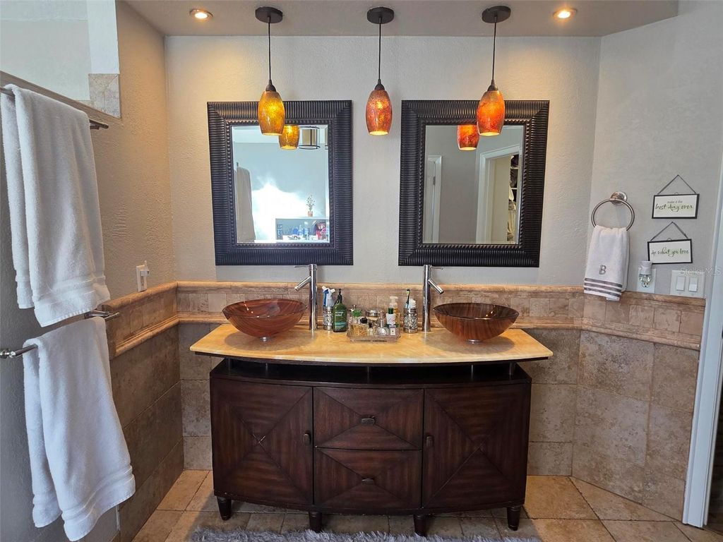 Image 23 of property listing at 218 S SHADOWBAY BOULEVARD, Longwood, FL 32779