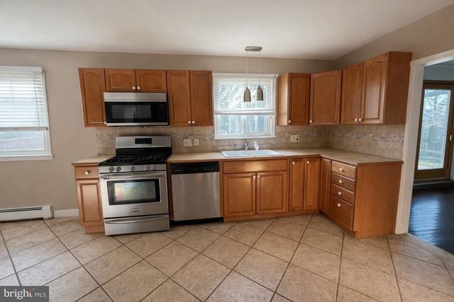 418 KINGSTON DR, Cherry Hill, NJ 08034