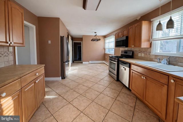 418 KINGSTON DR, Cherry Hill, NJ 08034