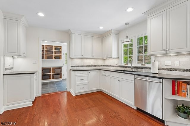 44 LONDONDERRY WAY, Summit City, NJ 07901