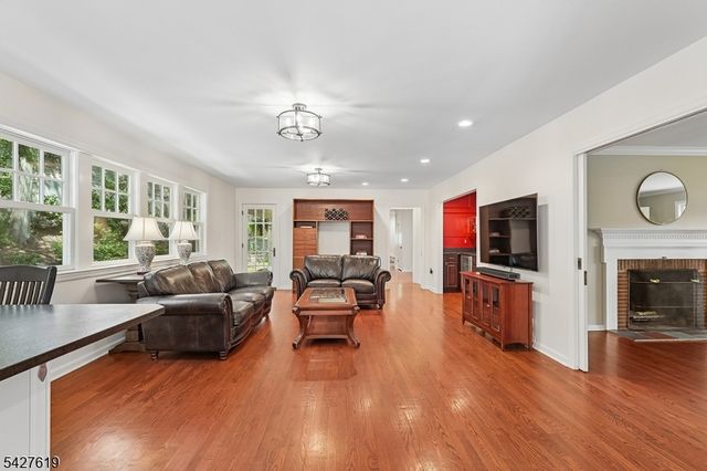 44 LONDONDERRY WAY, Summit City, NJ 07901