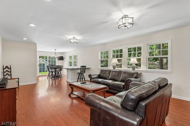 44 LONDONDERRY WAY, Summit City, NJ 07901