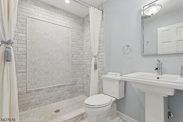 44 LONDONDERRY WAY, Summit City, NJ 07901