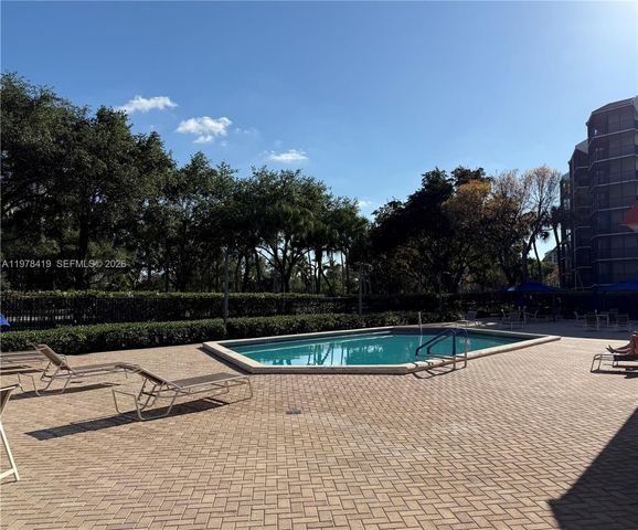 3301 N Country Club Dr 106, Aventura, FL 33180